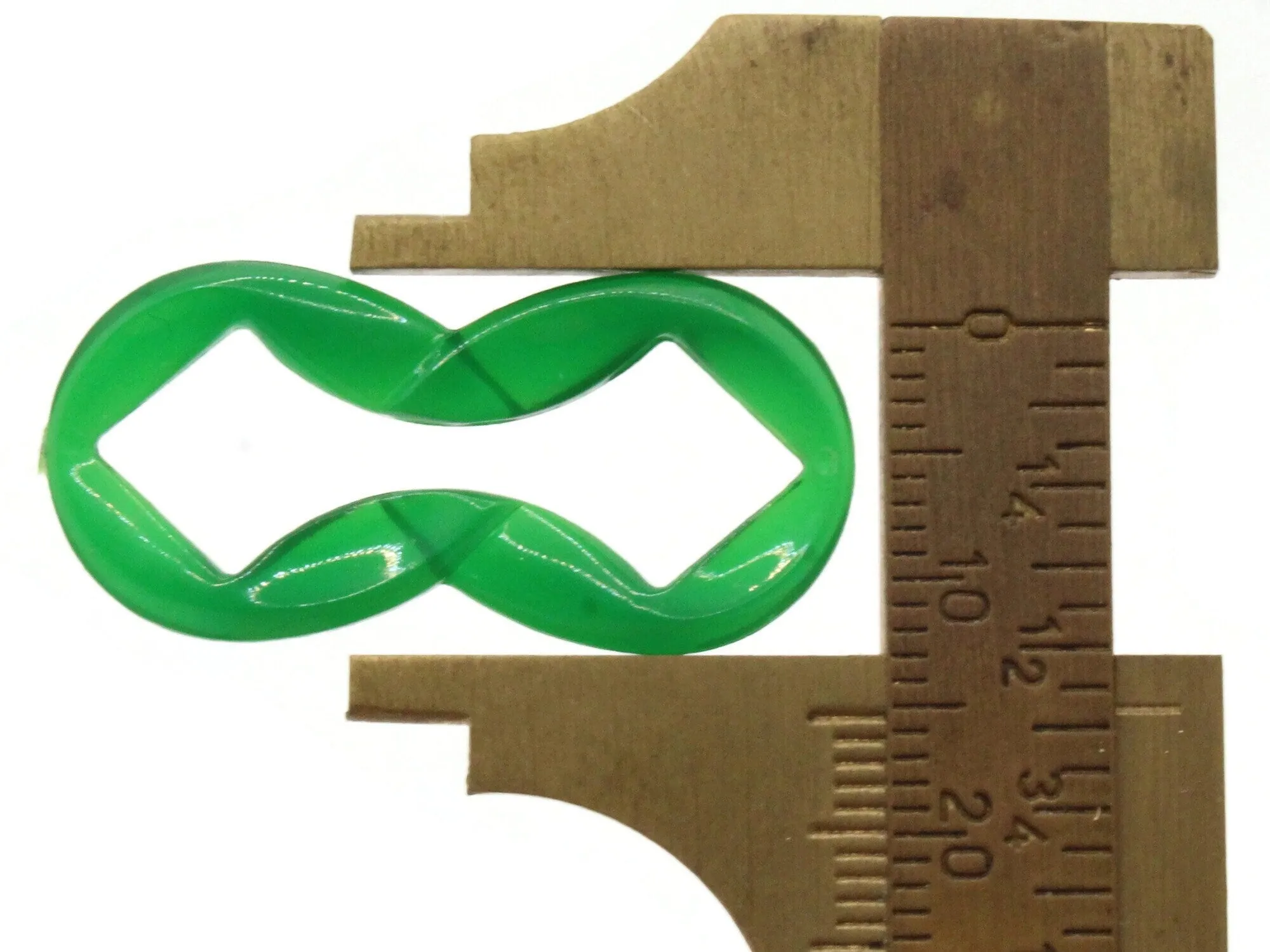 10 32mm Green Vintage Plastic Beads - Open Figure Eight Links