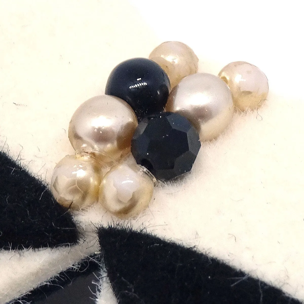 CHANEL 2002 Faux Pearl Bow Brooch Pin White Felt ao32524